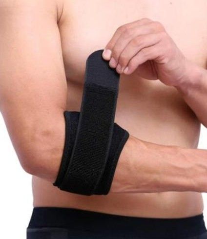 Colocación de una Cincha de epicondilitis en paciente con epicondilitis