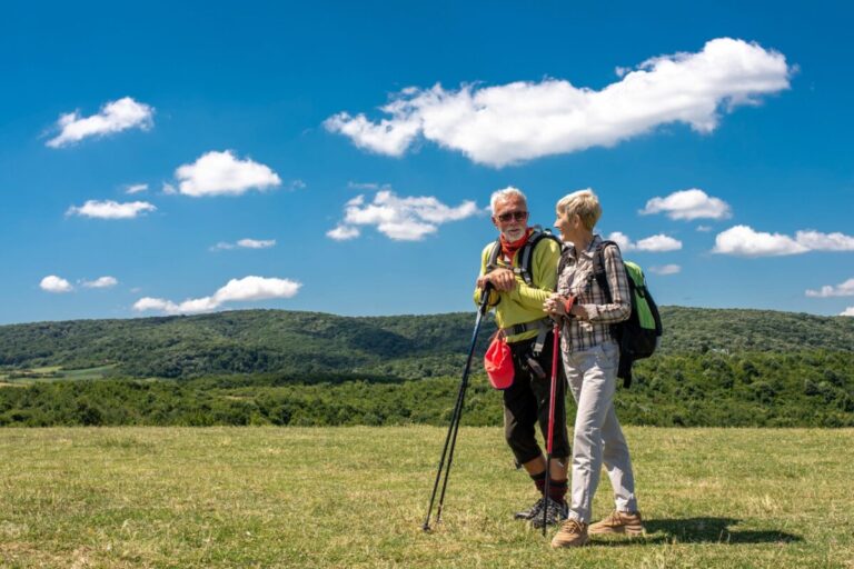 Personas con osteoporosis haciendo senderismo