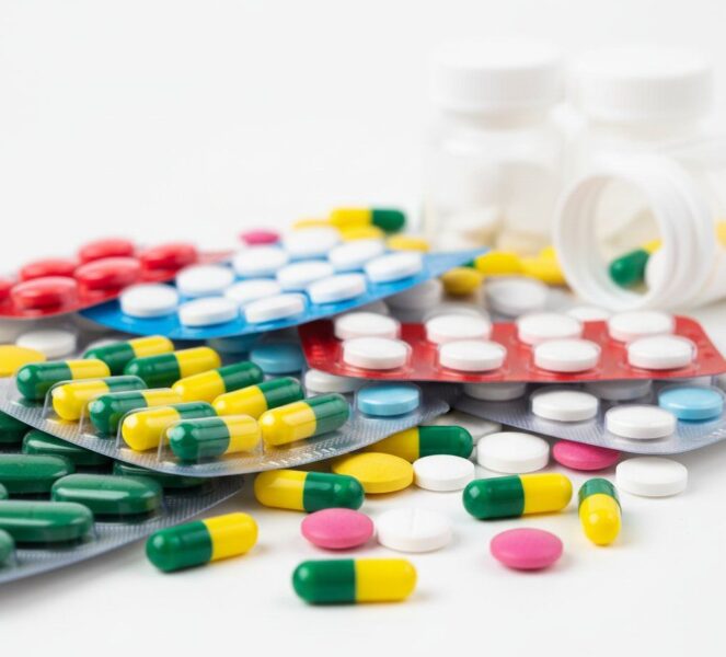Fármacos habituales para tratar la osteoporosis: comprimidos y cápsulas de colores variados