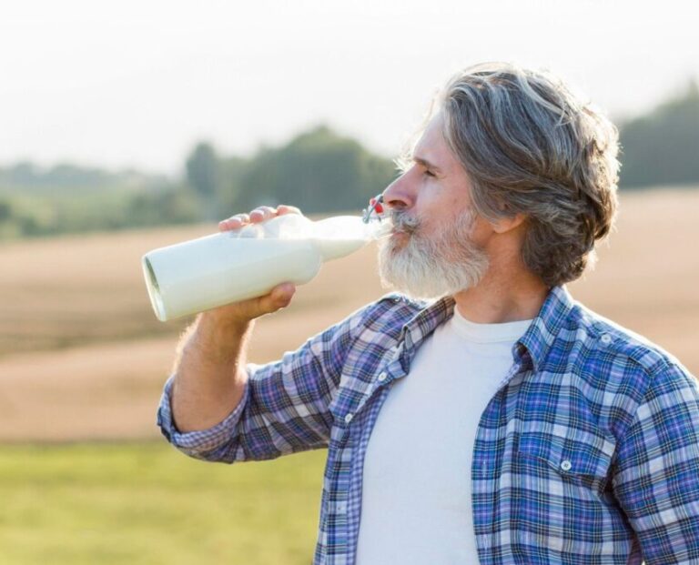 La osteoporosis se previene bebiendo leche