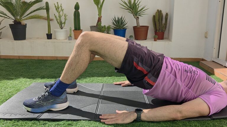 Ejercicio de rehabilitacion de rotura meniscal consistente en un puente de gluteos