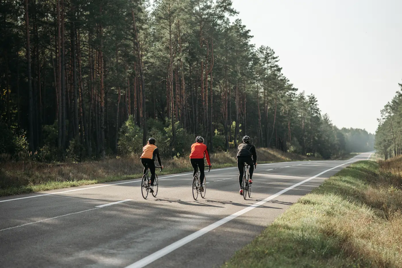 Ciclistas en carretera, actividad física y salud de la rodilla