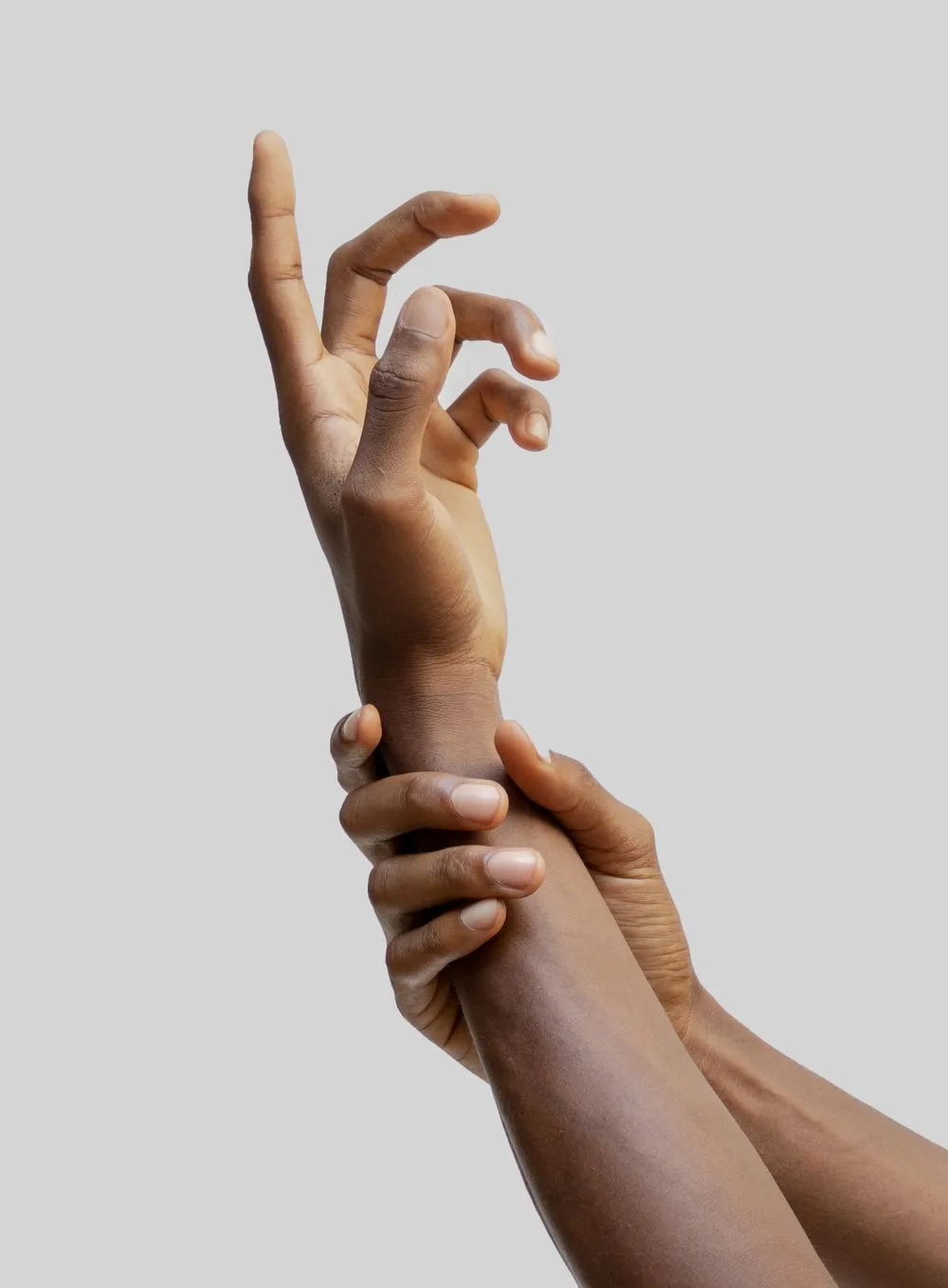 Persona con dolor en la mano y la muñeca