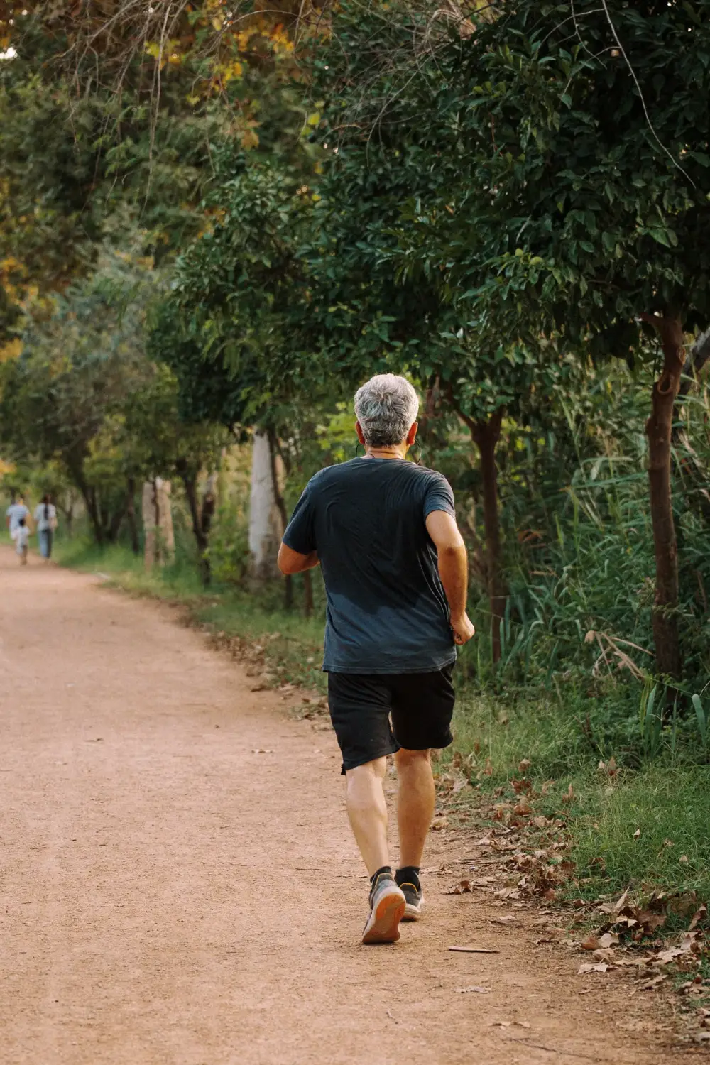 Persona corriendo por un sendero del bosque