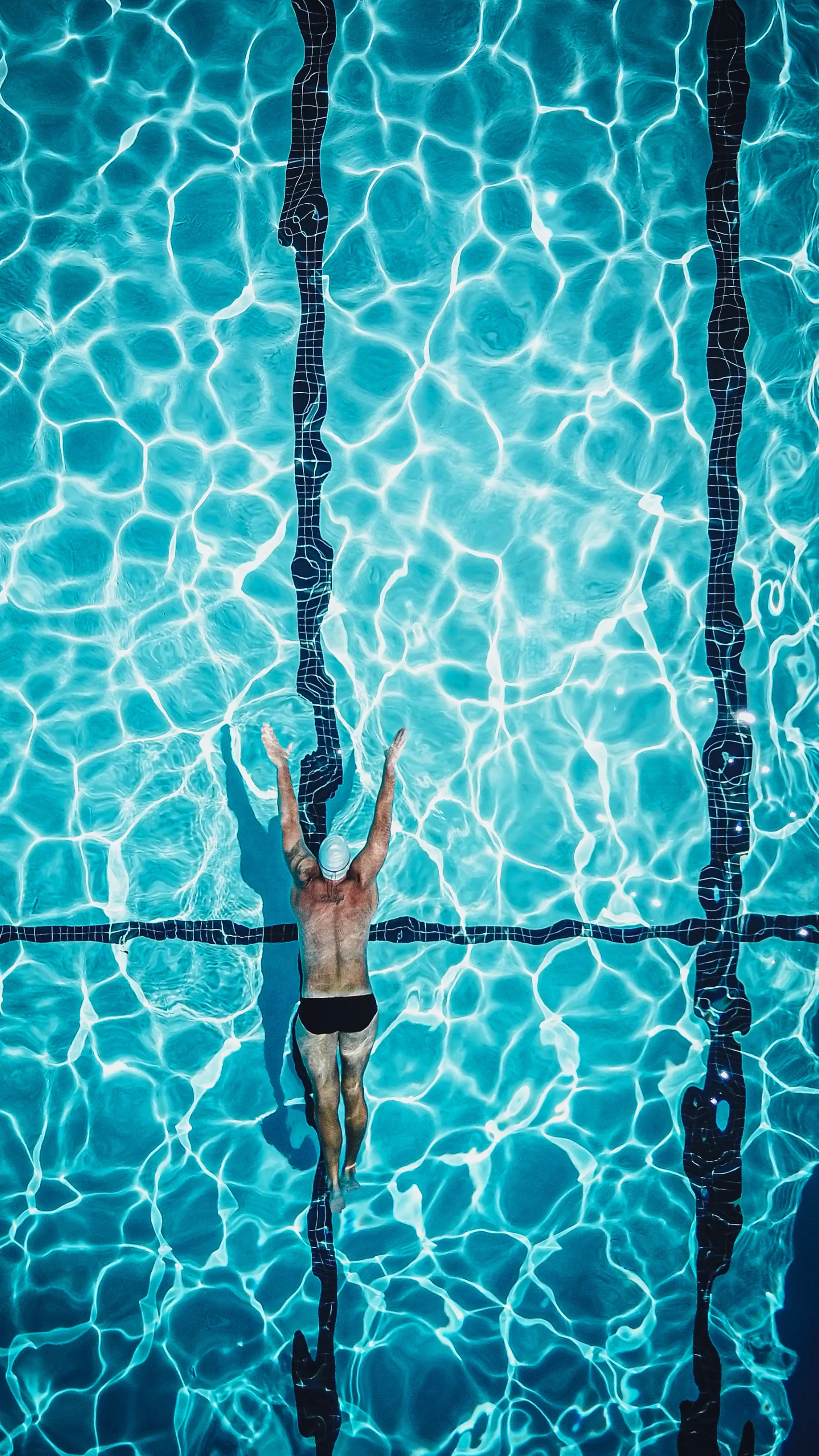 Persona nadando en una piscina como actividad física