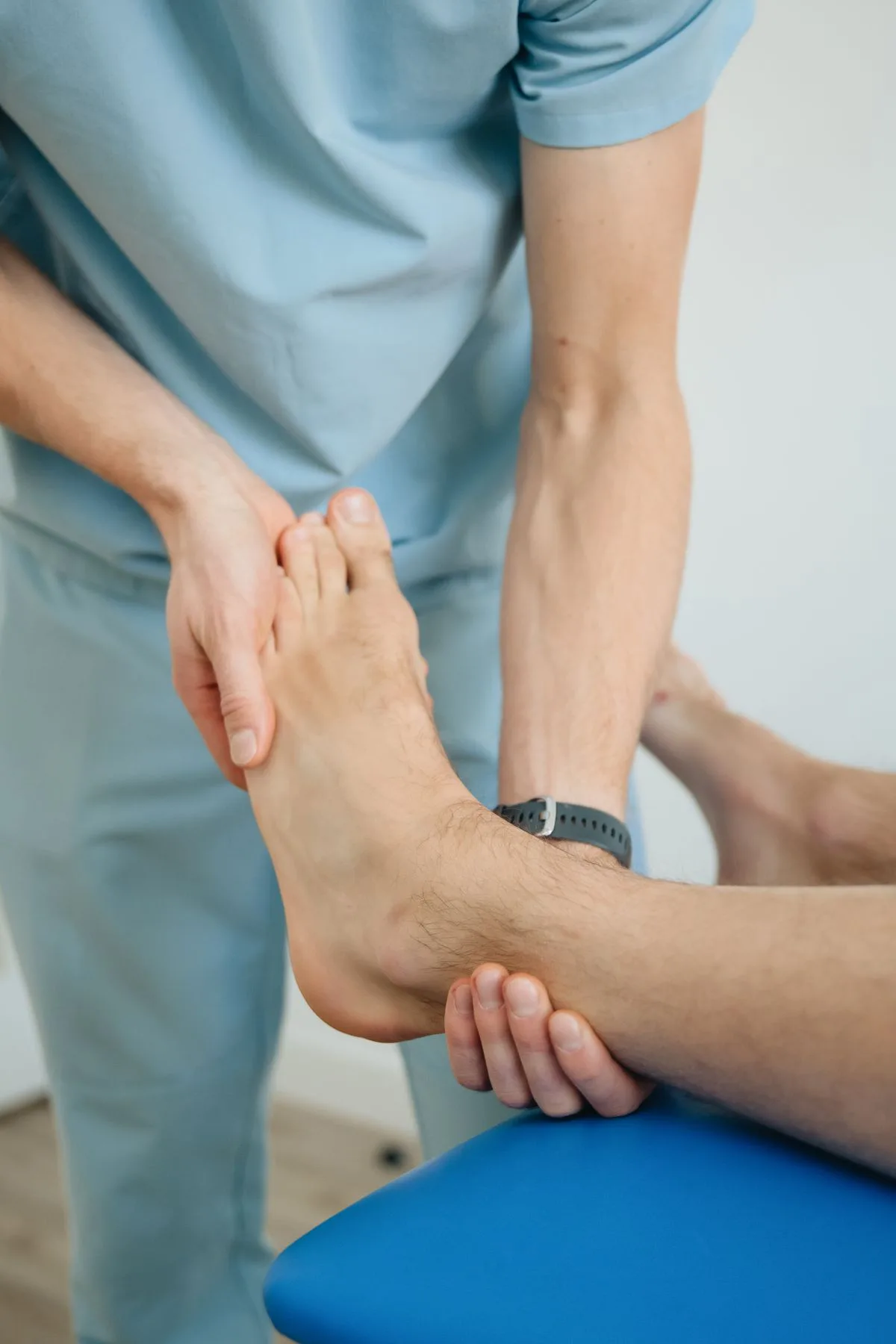 Exploración del pie de un paciente en consulta de traumatología en Valencia